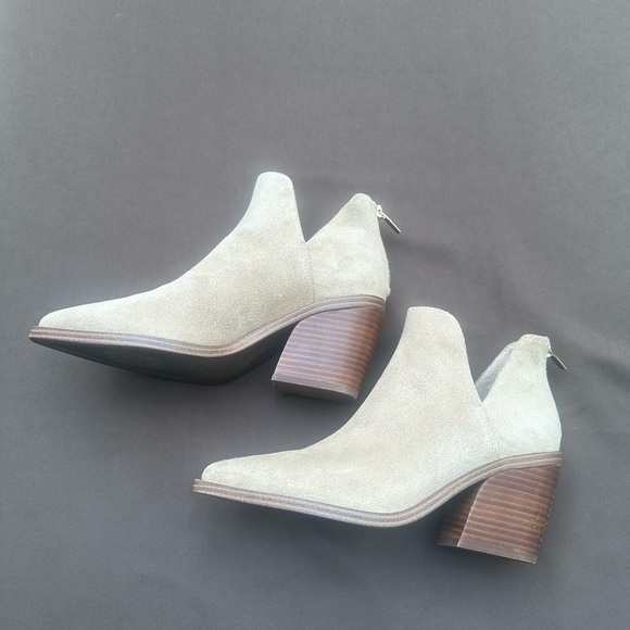 NWOB Vince Camuto Bibestie Bootie size 9
Color: Beige Suede? - Picture 5 of 9